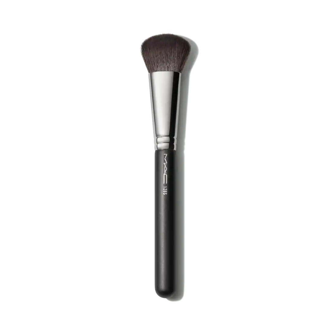 2 Le pinceau pour estomper le fond de teint et les produits crémeux de « contouring »